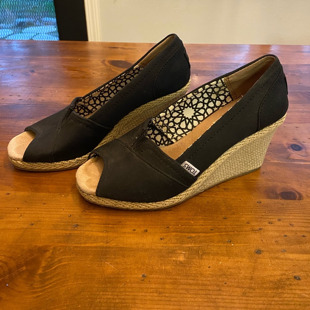 TOMS black wedges
